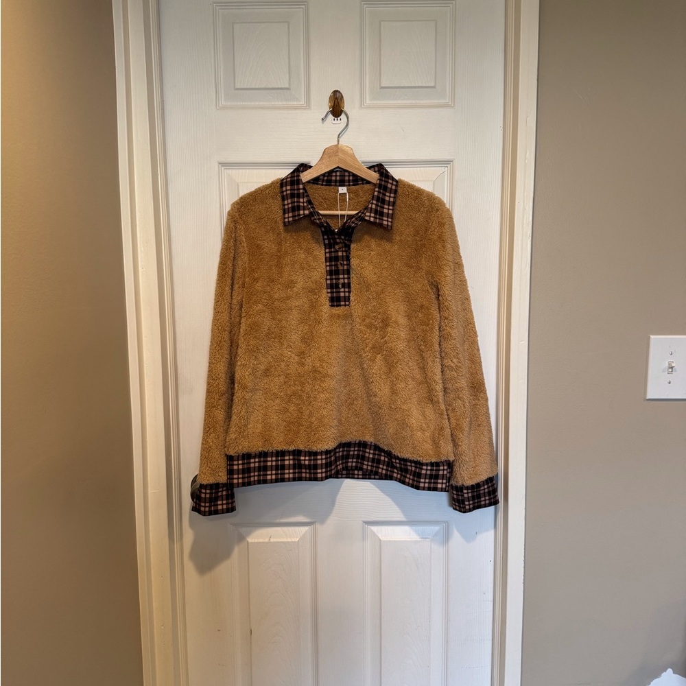 Women’s Cozy faux Sherpa Pullover Size Large runs small